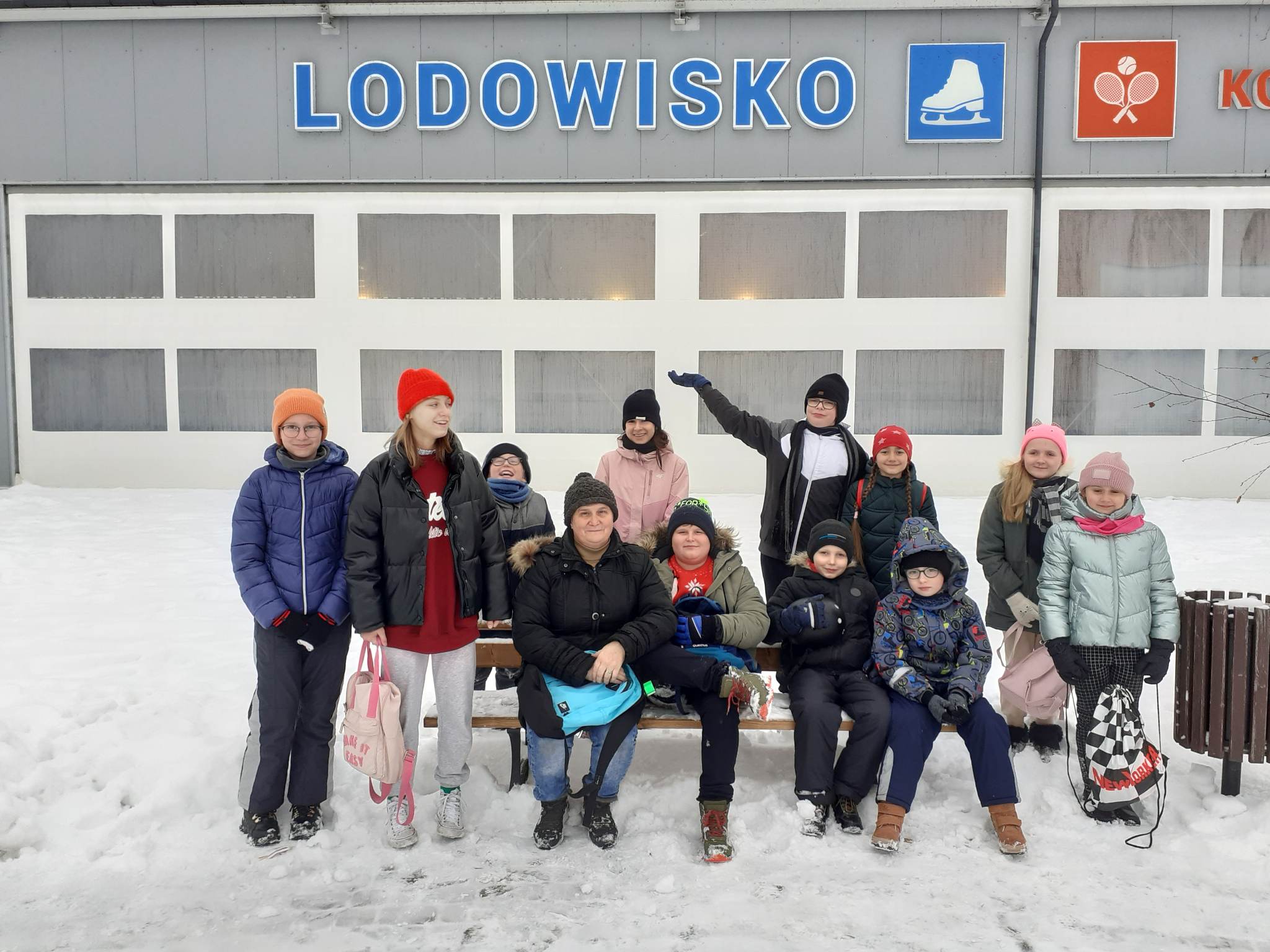 Dzieci z tańców na lodowisku